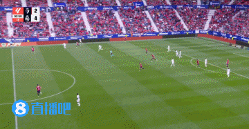 此前皇馬對(duì)陣奧薩蘇納。比賽補(bǔ)時(shí)階段，居萊爾中圈超級(jí)吊射擊中橫梁